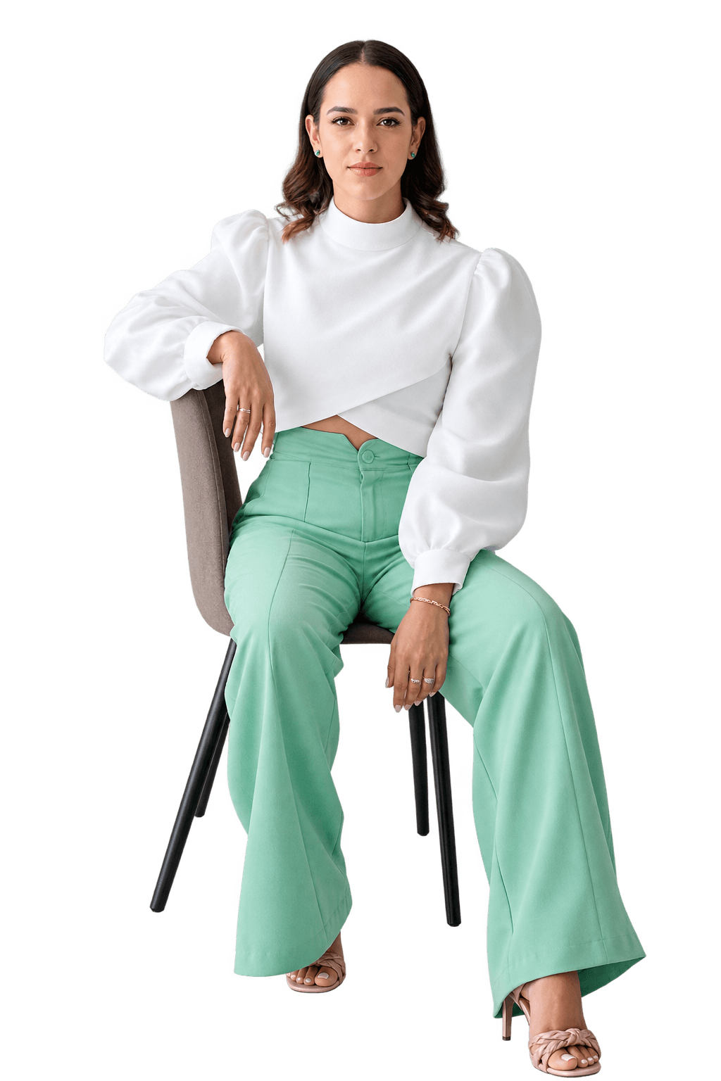 Juliana Miranda sentada, de blusa branca e calça verde