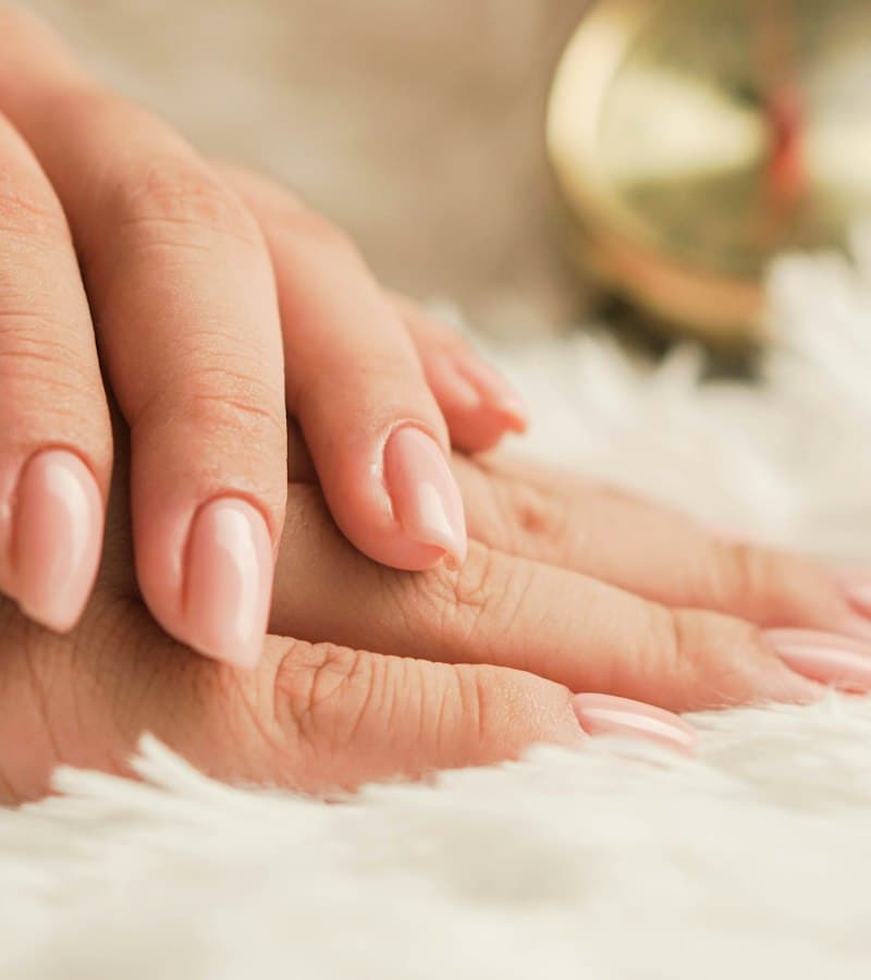 Mãos com alongamento de unhas finalizado